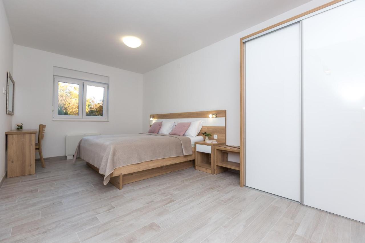 Apartmani Villa Paulo Starigrad Paklenica Exterior foto