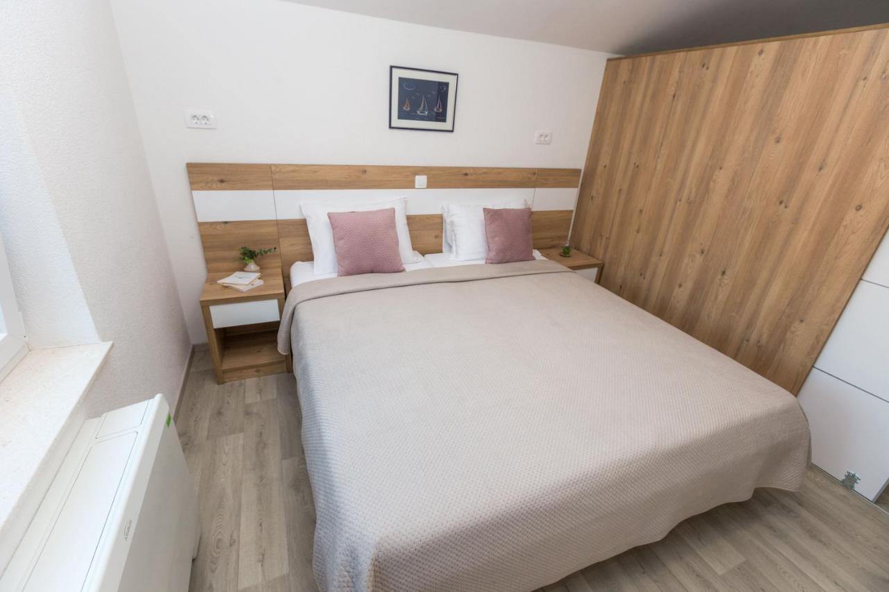 Apartmani Villa Paulo Starigrad Paklenica Exterior foto